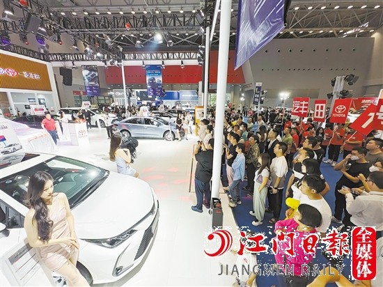 車模走秀吸引眾多消費者的目光。