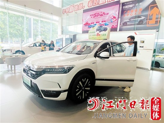 “國(guó)六a”車型吸引消費(fèi)者目光。