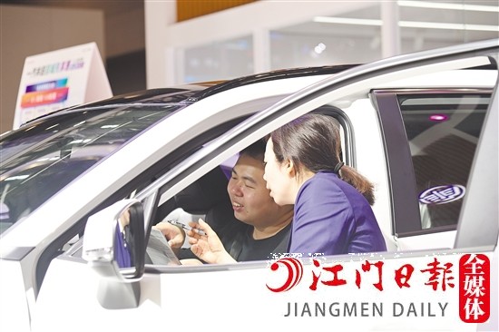 消費(fèi)者看車、買車的時候，繳納定金要謹(jǐn)慎。