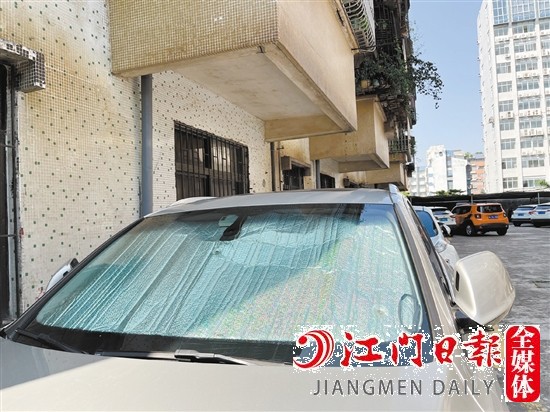 在前后擋風玻璃處放置遮陽板，可防止陽光直射,使車內(nèi)溫度升高。