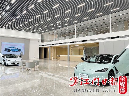 昊鉑中心江門(mén)蓬江店展廳寬敞明亮。