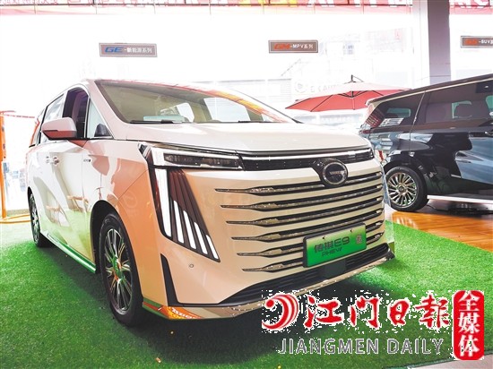 傳祺E9采用新的“鯤鵬展翼”設(shè)計(jì)主題，氣場(chǎng)更加強(qiáng)大。