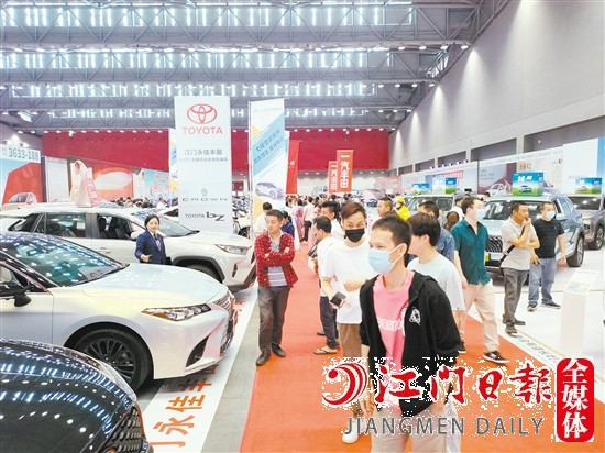 本報(bào)在二季度舉辦的車展吸引了不少市民看車、買車。