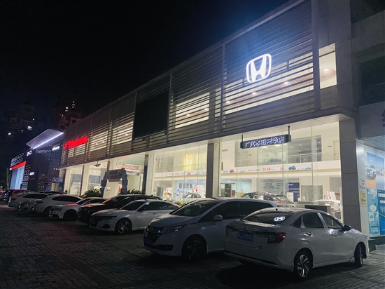 我市多家新車經(jīng)銷商將營業(yè)時(shí)間延長至晚上。