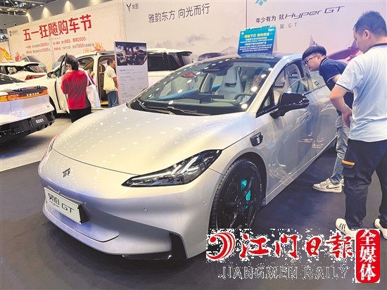 憑借帥氣的外形，轎跑牢牢吸引年輕消費(fèi)者的目光。