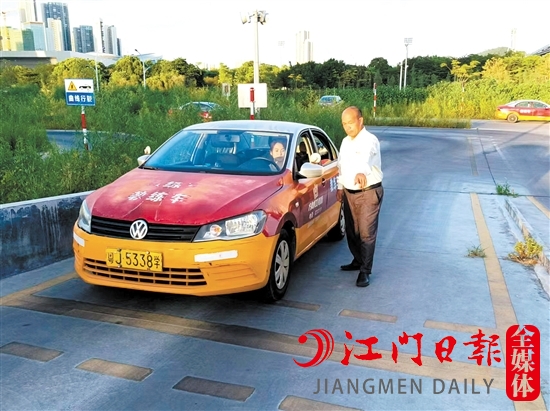 教練在教學(xué)生學(xué)車(chē)。