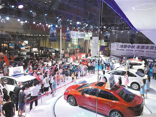 “十一”車展以規(guī)模大、規(guī)格高而著稱。圖為往屆“十一”車展現(xiàn)場。