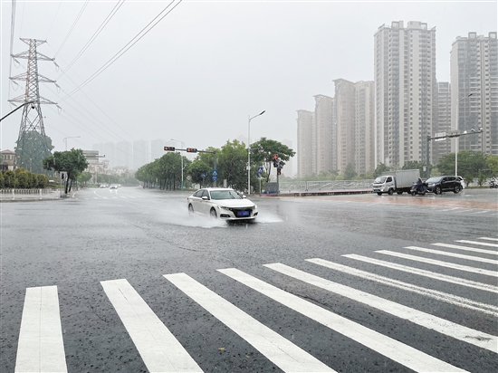 暴雨天行車時需注意減速慢行。