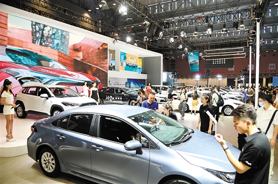 中秋國慶車展期間，吸引不少消費者看車、購車。