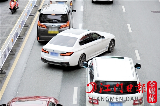 機(jī)動車插隊加塞會加劇道路擁堵。