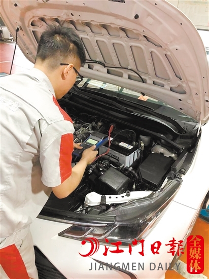 近期有不少車(chē)主到4S店檢查、更換蓄電池。