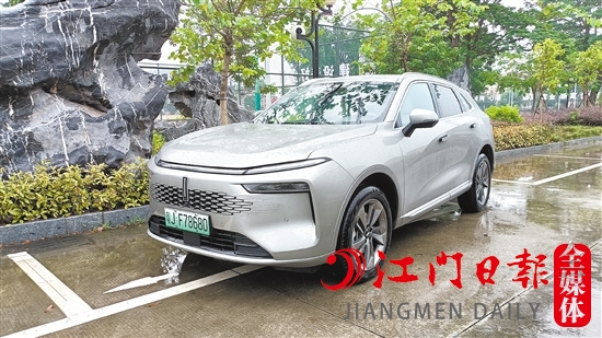 新摩卡DHT-PHEV對(duì)前臉進(jìn)行了重新打造，整體輪廓大氣優(yōu)美。