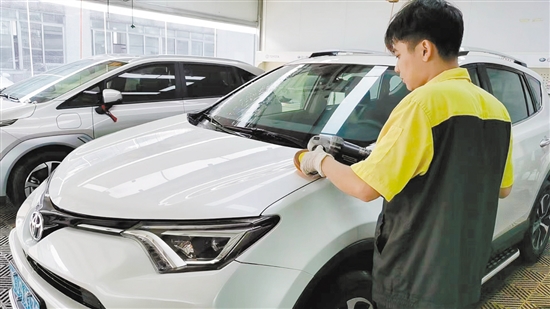 定期給愛車打蠟，可有效防止漆面褪色。
