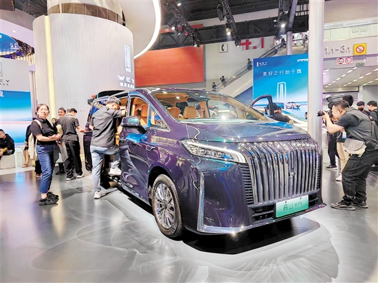 車展現(xiàn)場，亮相的新能源MPV非常多。
