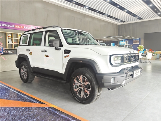 全新BJ40定位世家級(jí)潮野SUV，風(fēng)格獨(dú)特。