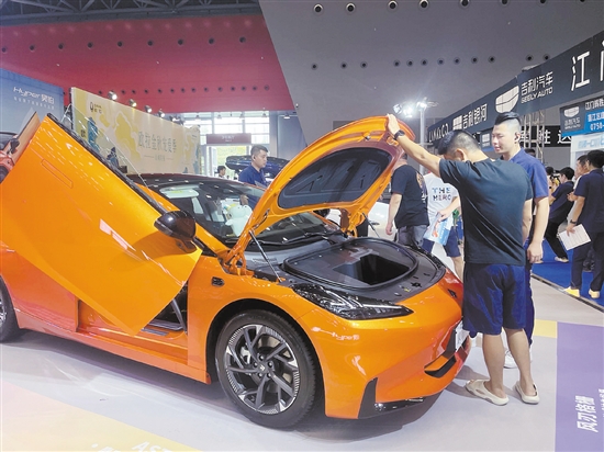 新能源汽車大多配備駕駛輔助功能，受到消費(fèi)者青睞。