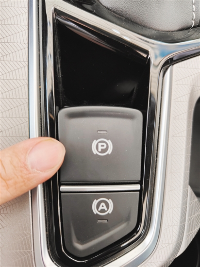 車主在停車時應(yīng)注意拉好手剎或啟動電子手剎。