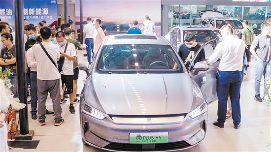 新能源汽車頗受消費者青睞。