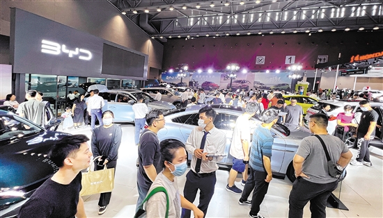 憑著主推新能源汽車，自主品牌吸引眾多市民目光。