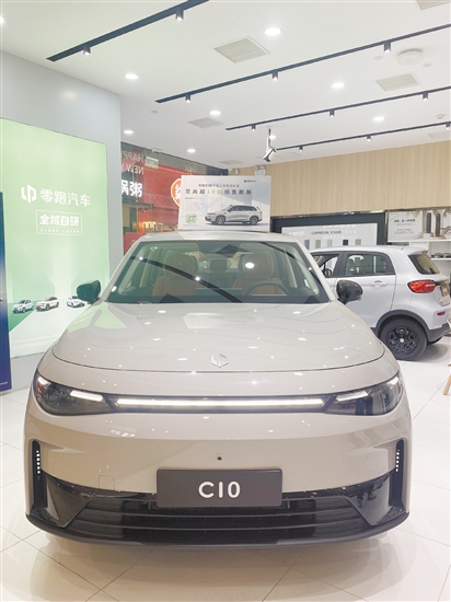 零跑C10延續(xù)零跑家族的設計語言，外形穩(wěn)固、可靠。