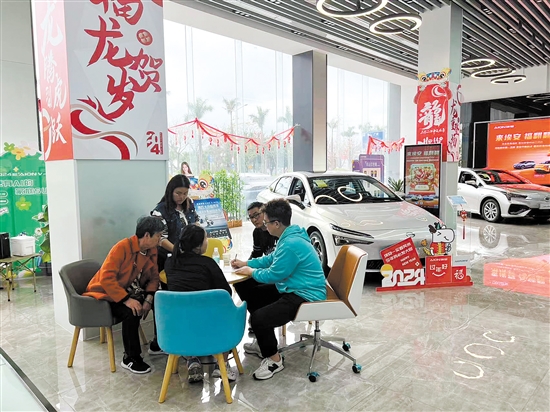春節(jié)期間,不少車商推出購車優(yōu)惠，吸引消費者購車。