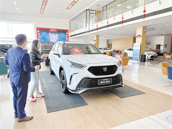 不少消費(fèi)者到店就問(wèn)有無(wú)現(xiàn)車。