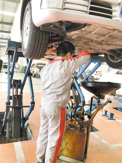 維修人員正在對(duì)汽車(chē)進(jìn)行維修保養(yǎng)。