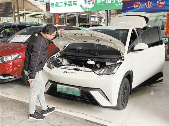 新車降價，二手新能源汽車吸引許多消費(fèi)者目光。