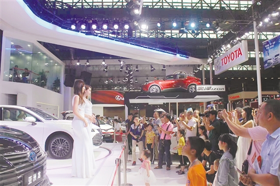 回顧歷屆“五一”車展，上市新車都會吸引許多消費(fèi)者目光。