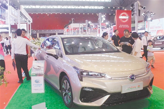很多消費(fèi)者在“五一”車展上買到了心儀的靚車。