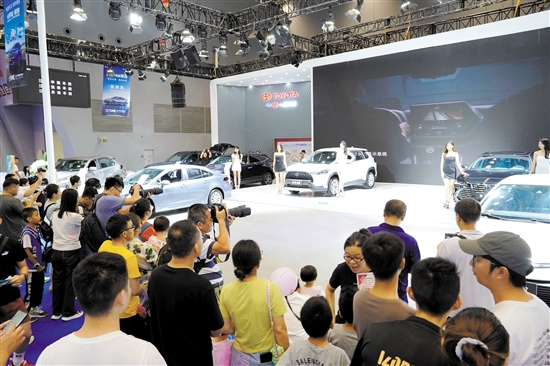 往屆車展的車模、靚車總能吸引攝影發(fā)燒友的“長槍短炮”。