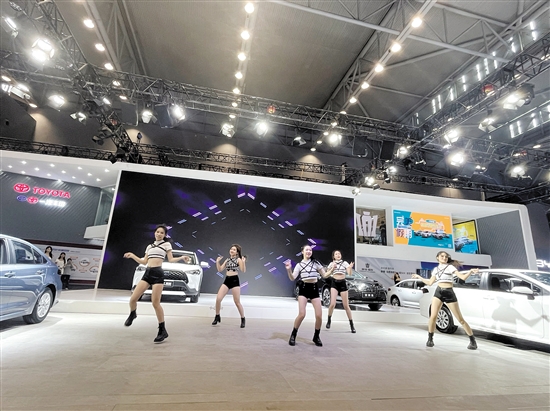 “五一”車展期間，高科技展具與精彩表演將共同呈現(xiàn)。