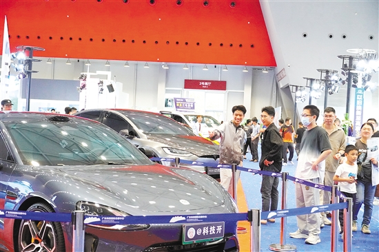 眾多新車現(xiàn)場亮相。