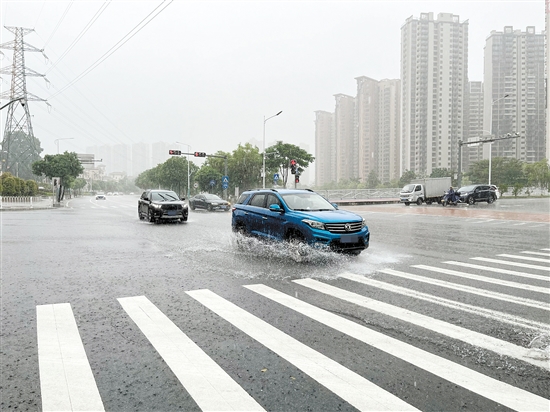 雨天行車，雨水會阻礙駕駛?cè)说囊暰€，要注意減速慢行。