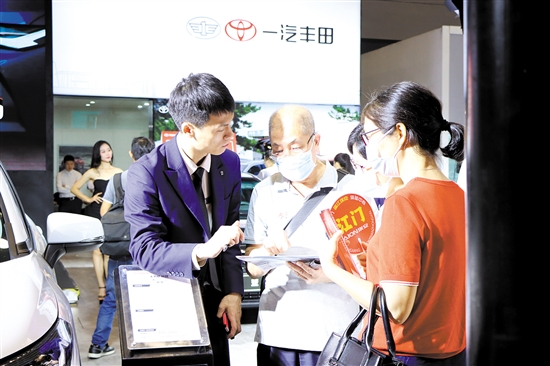 “五一”車展期間，購(gòu)車客戶就非常關(guān)心補(bǔ)貼問(wèn)題。
