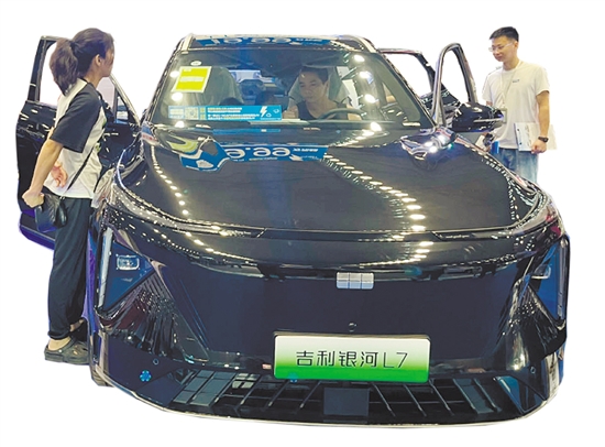 以舊換新政策的出臺(tái)，吸引不少消費(fèi)者前往4S店看車、買車。