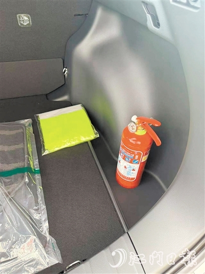 車內(nèi)要配備有效滅火器。