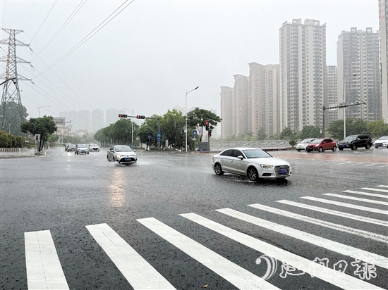 暴雨天氣給我們的出行帶來了很大的風(fēng)險(xiǎn)，要做好各種避險(xiǎn)措施。