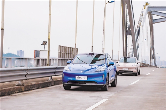 整個試駕過程，2024款昊鉑HT都沿著預設路線通過城市NDA智駕領航輔助自主駕駛。