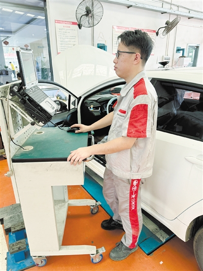 4S店工作人員在處理召回汽車事宜。