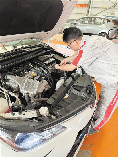 建議駕駛?cè)顺鲂星?，仔?xì)檢查車輛情況。