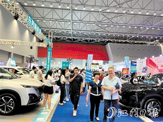 “五一”車展人氣旺，現(xiàn)場成交給力。