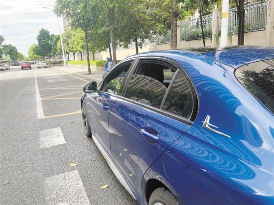 汽車經(jīng)過暴曬后，應(yīng)先把所有車窗打開。