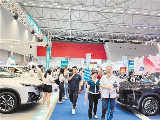 本報車展一直吸引眾多市民的目光。