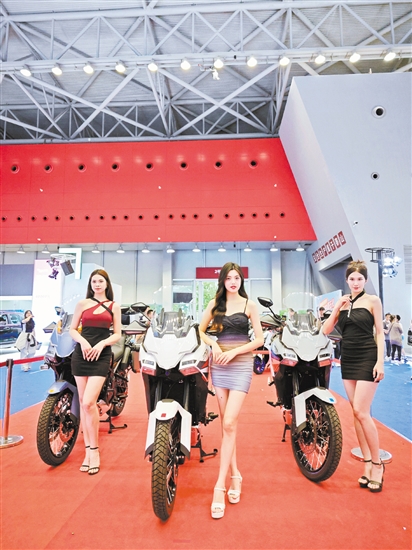 回顧本報往屆車展，不乏美女模特身影。