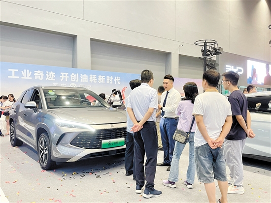 銷售人員向市民講解車型亮點。