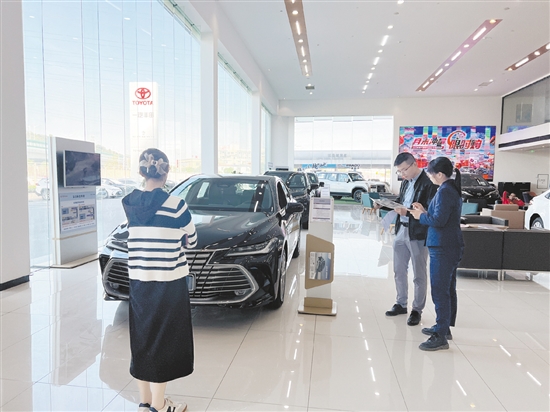 江門不少汽車經(jīng)銷商積極開展降價促銷活動，吸引消費者購車。