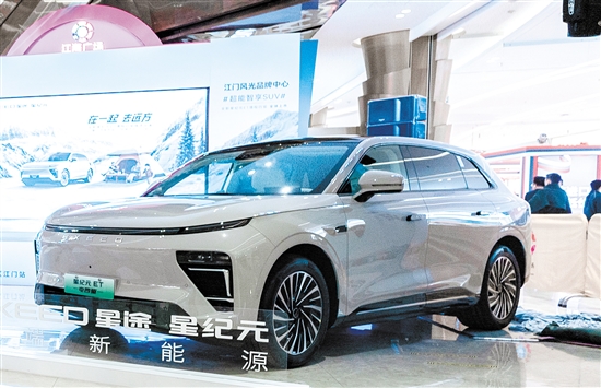 全新星紀(jì)元ET增程四驅(qū)車型外觀時(shí)尚運(yùn)動(dòng)。