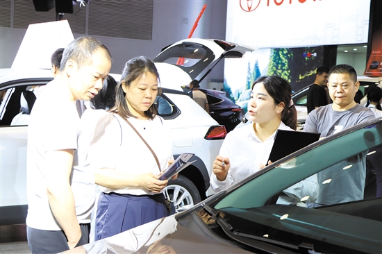 本報舉辦的大型車展吸引了許多消費者。