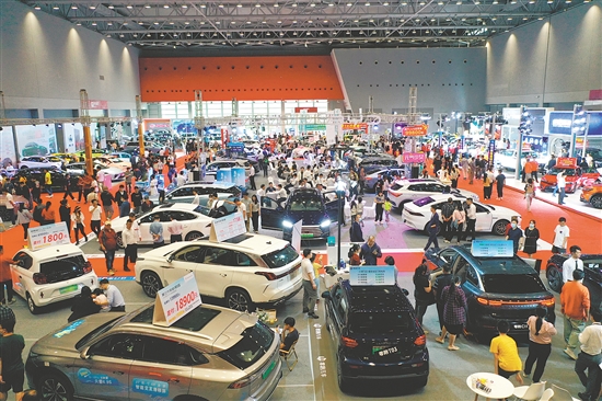 本報歷屆車展吸引許多市民看車、買車。